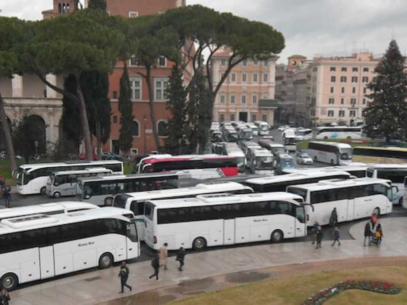 Le proteste dei bus turistici a Roma (foto LaPresse)