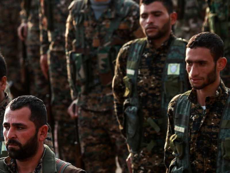 Soldati curdi dell'Ypg a Qamishli (foto LaPresse)