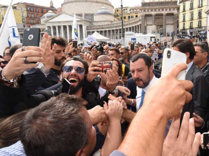 Un paese spaccato a met&agrave;: la flat tax fa sognare il nord produttivo, il reddito di cittadinanza cattura il meridione in decrescita costante. Nella foto, Matteo Salvini a Napoli (LaPresse)