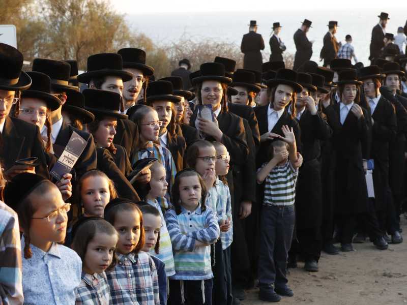 Israele, il rito del "Tashlich" in vista dello Yom Kippur (foto LaPresse)