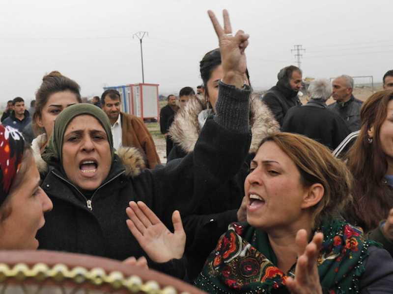 Al confine tra Siria e Turchia, le proteste dei curdi siriani dopo l'annuncio di Donald Trump (Foto LaPresse)