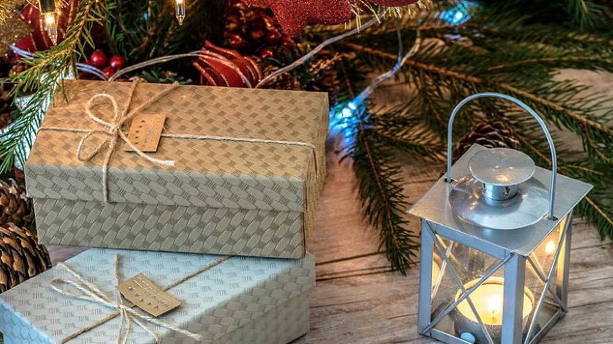 Immagine di Una strana ostinazione, farsi gli auguri e salutarsi. Fra amici, amanti e perfino coniugi
