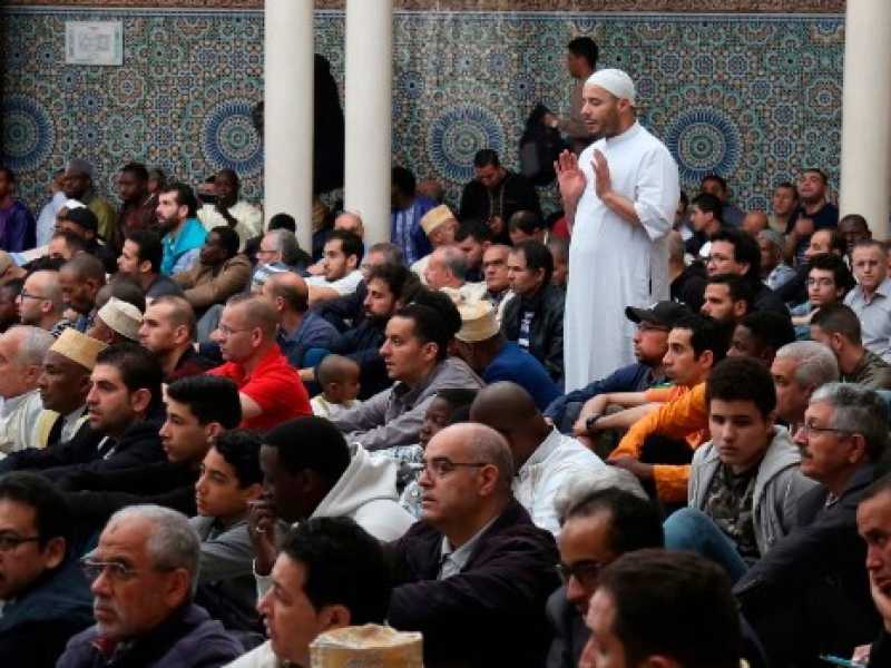 I musulmani pregano alla grande moschea di Parigi (Foto LaPresse)
