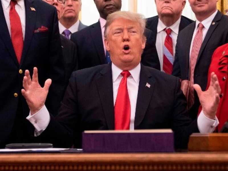 Il presidente Donald Trump alla Casa Bianca con i suoi ministri per la firma del First Step Act (Foto LaPresse)