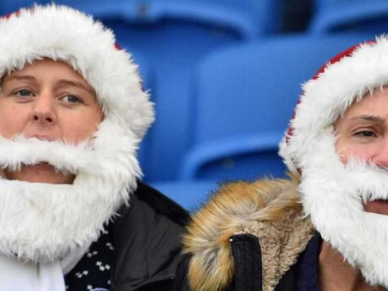 Due tifosi del Brighton versione Babba natale (foto LaPresse)