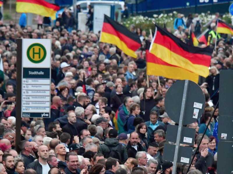 Una manifestazione dell'AfD a Chemnitz (foto LaPresse)