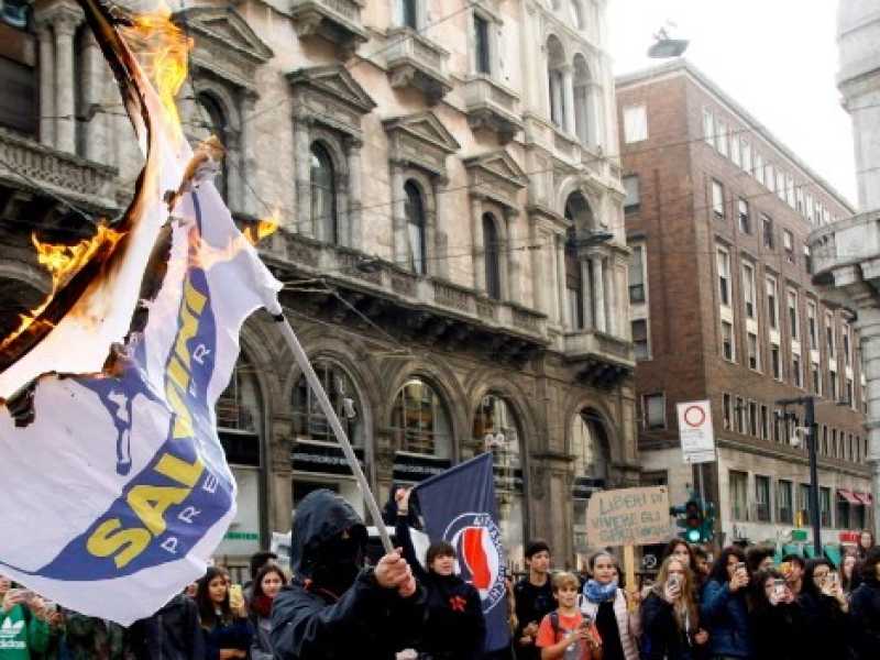 I manifestanti protestano a Milano contro Lega e M5s il 16 novembre (Foto LaPresse)