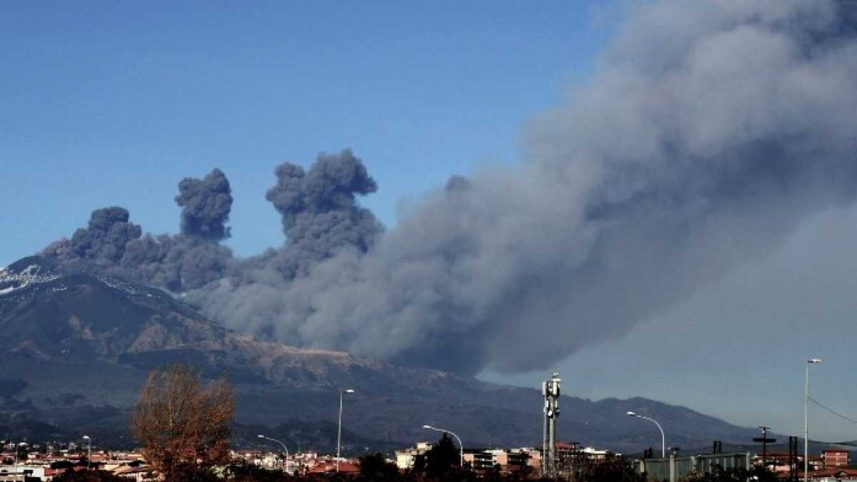 Immagine di Ora chi può deve dare una mano a Catania Natale con l'Etna