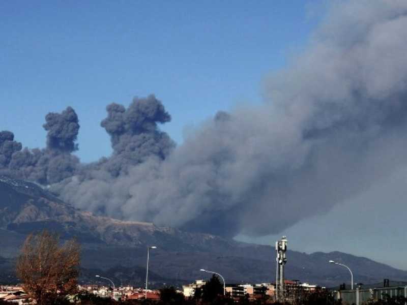 L'eruzione dell'Etna (foto LaPresse)
