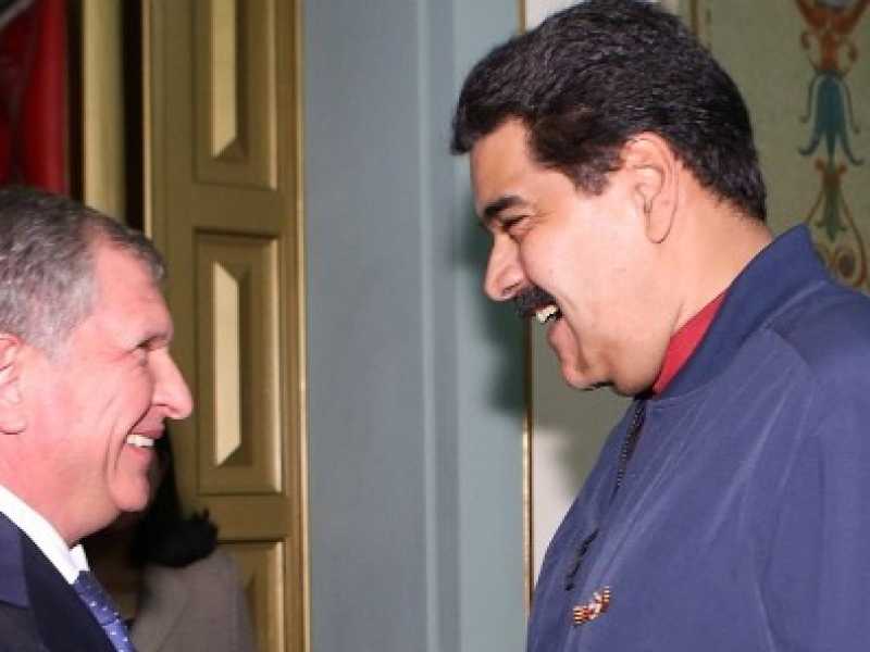 Il 28 maggio 2015, Maduro stringe la mano al presidente di Rosneft, Igor Sechin (foto LaPresse)
