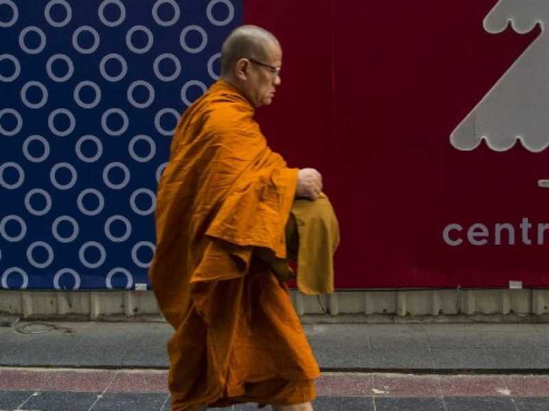Un monaco buddista thai nel centro di Bangkok, Thailandia  (Foto di Romeo Gacad / Afp)