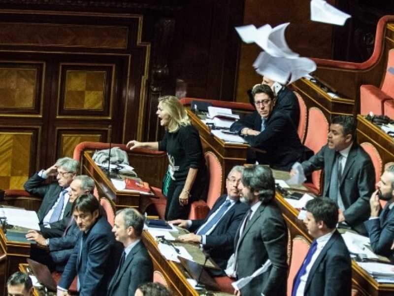 I deputati del Pd al Senato durante l'approvazione della manovra (Foto Imagoeconomica)