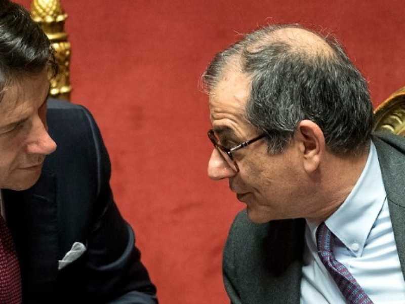 Il premier Giuseppe Conte e il ministro dell'Economia, Giovanni Tria (foto LaPresse)