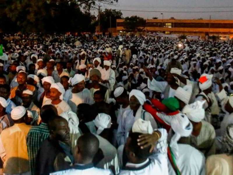 I sostenitori dell'ex presidente del Sudan, Sadiq al-Mahdi, radunati nella citt&agrave; di Omdurman (Foto LaPresse)