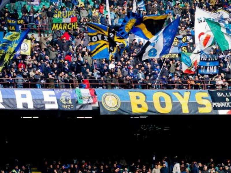 Tifosi dell'Inter in curva a San Siro (foto LaPresse)