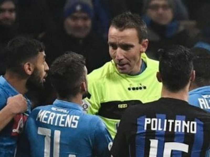 L'arbitro Mazzoleni circondato dai giocatori del Napoli dopo l'espulsione di Koulibaly (foto LaPresse)