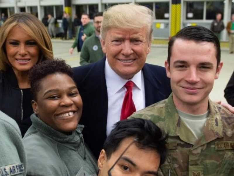 Donald Trump durante la sua visita in Iraq (foto LaPresse)
