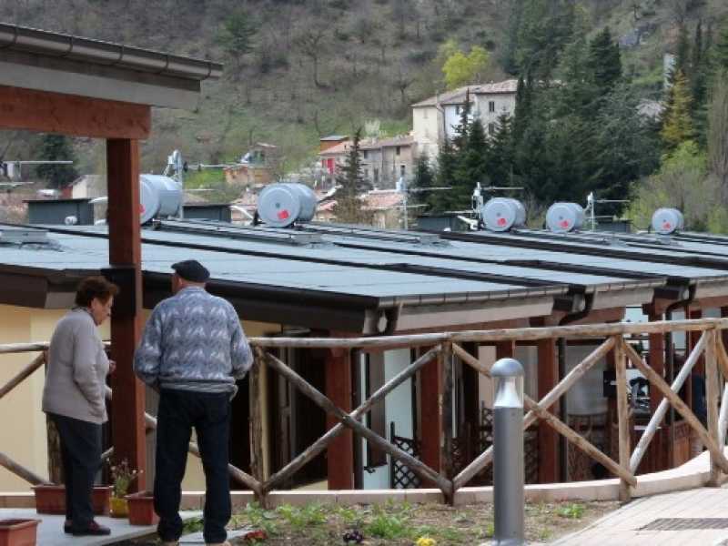Alcune casette a Muccia e Pieve Torina, comuni colpiti dal sisma dell'Italia centrale (foto LaPresse)