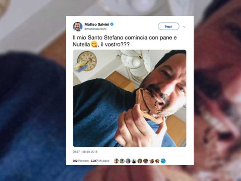 La foto di Salvini che mangia il pane con la nutella il giorno di Santo Stefano 