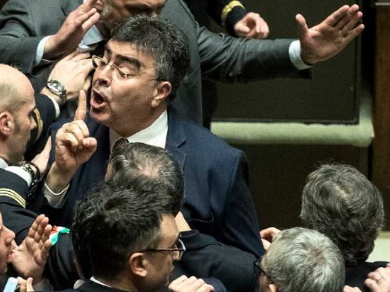 Il deputato del Pd, Emanuele Fiano, protesta in aula alla Camera (foto LaPresse)