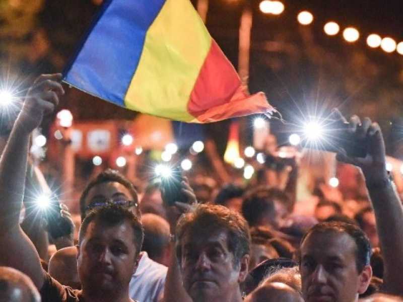 A Bucarest i manifestanti protestano contro le nuove leggi per limitare il potere della Direzione nazionale anticorruzione volute dal governo nel febbraio del 2017 (Foto LaPresse)