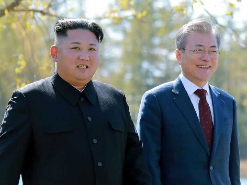 Il leader della Corea del Nord Kim Jong Un con il presidente della Corea del Sud Moon Jae-in a settembre (Foto LaPresse)