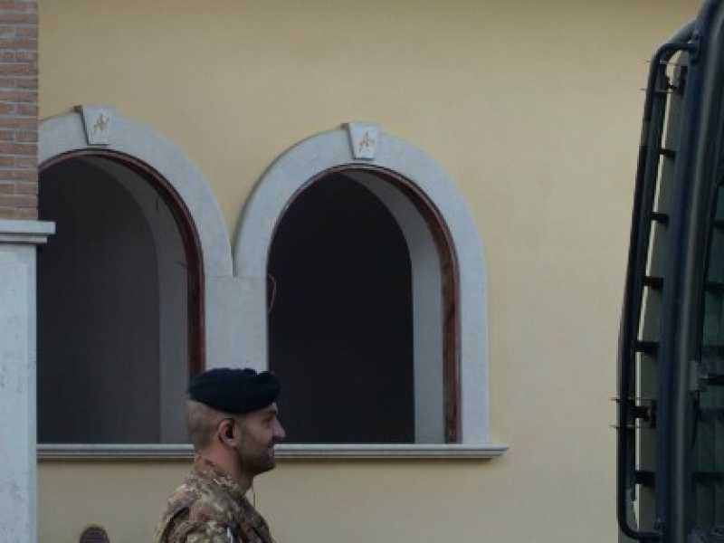 La demolizione di un'altra villa dei Casamonica. Salvini sale sulla ruspa (foto LaPresse)