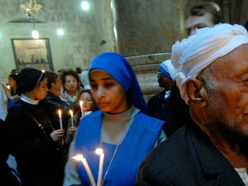 Pellegrini cristiani nella Chiesa del Santo Sepolcro a Gerusalemme (foto LaPresse)