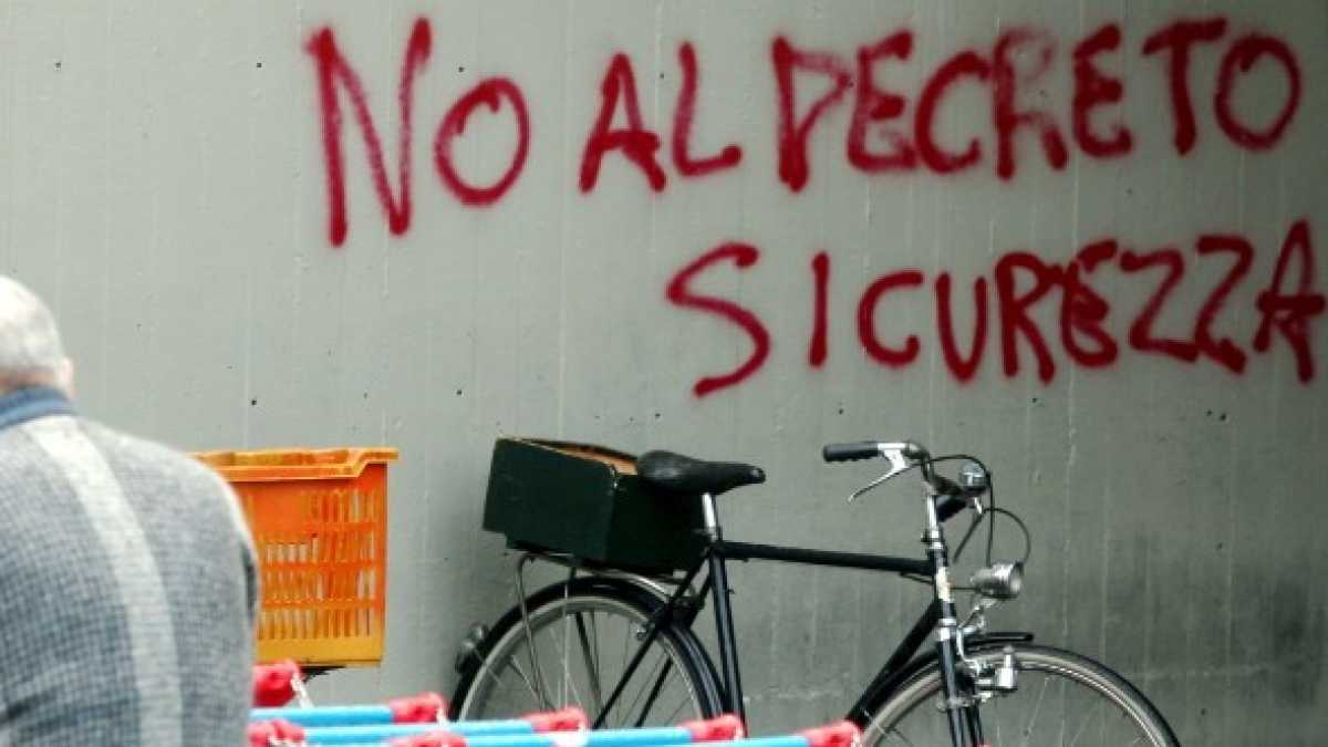 Immagine di I sindaci contro il decreto sicurezza e le azioni di Tesla in calo