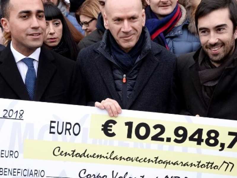 Luigi Di Maio a Torino per la restituzione stipendi consiglieri al corpo volontari anticendi boschivi del Piemonte lo scorso 12 gennaio (Foto LaPresse)