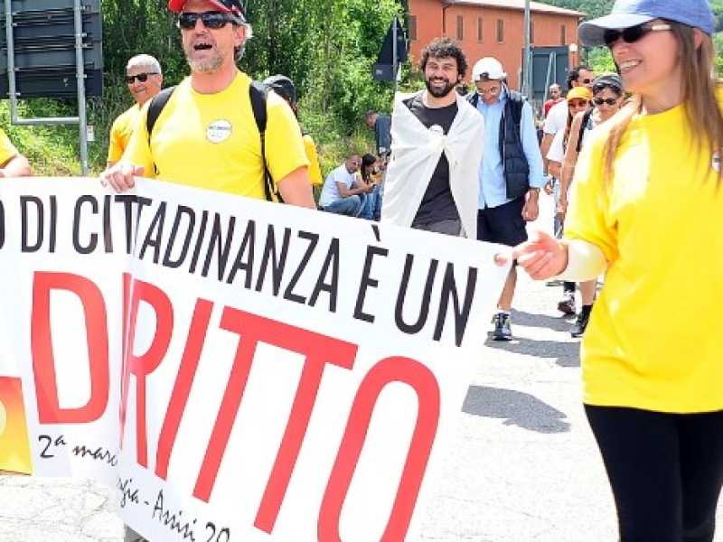 La marcia del Movimento cinque stelle a favore del reddito di cittadinanza nel 2017 (Foto LaPresse)