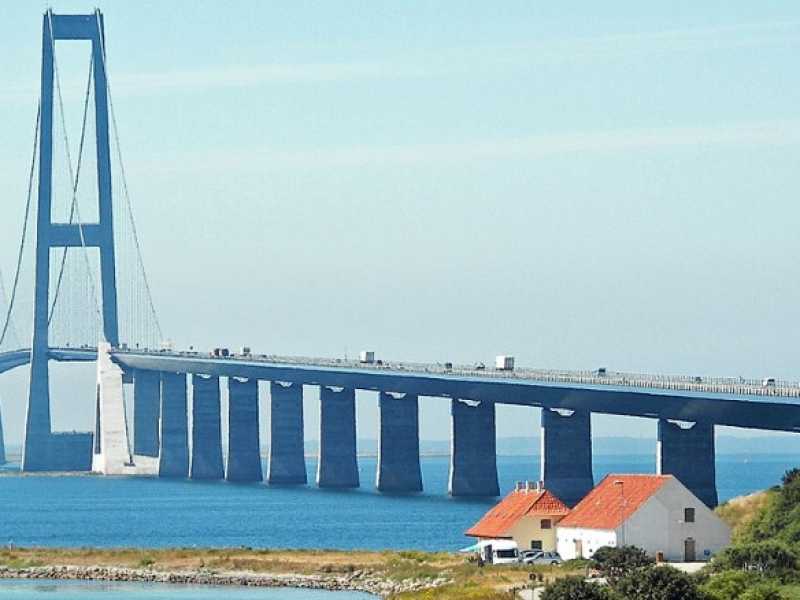 Storeb&aelig;ltsbroenvisto dal 'Bro og naturcenter', Selandia, Danimarca (foto Wikimedia)