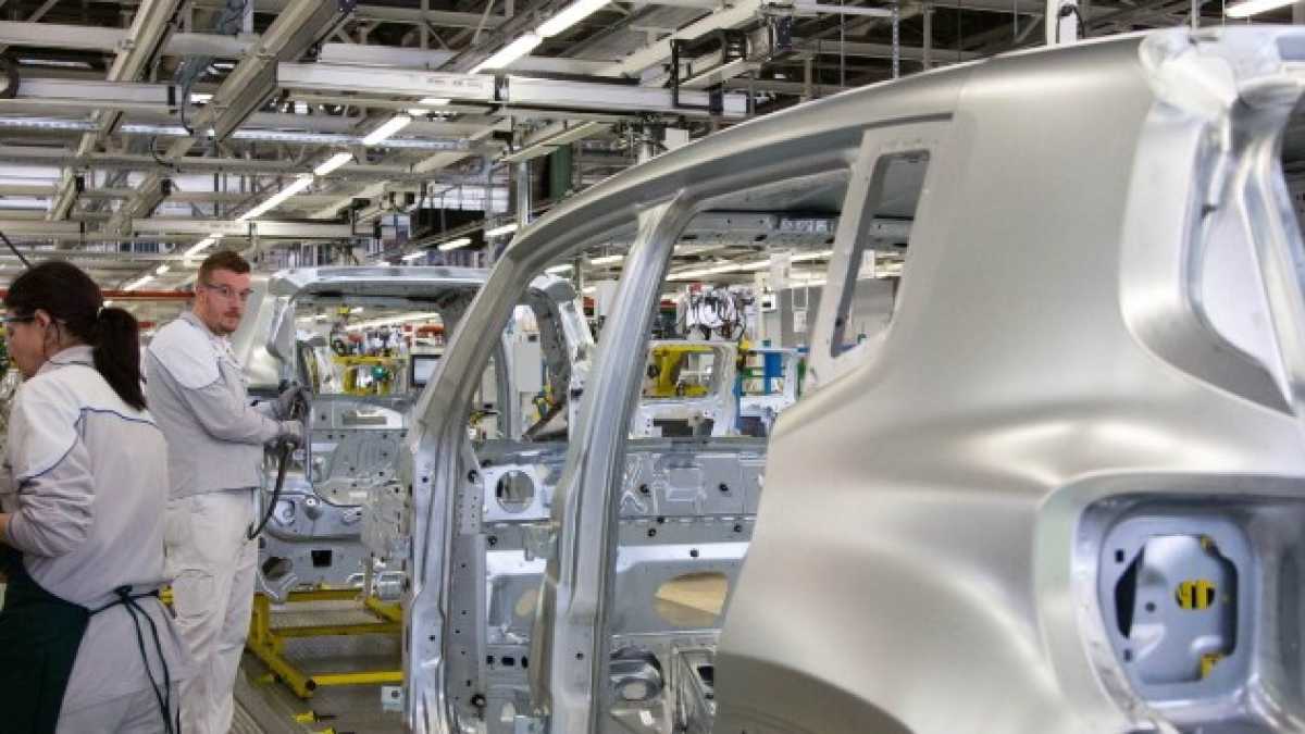 Immagine di Automobili, chimica, moda frenano e il governo gli rema contro