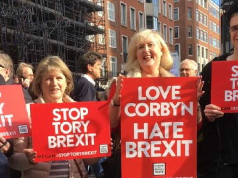 Alcuni attivisti laburisti con lo striscione: "Love Corbyn, Hate Brexit" (Immagini prese fa Facebook)