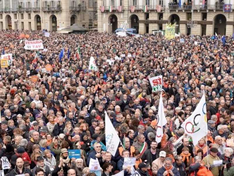 Più che occupare spazi vogliamo occupare processi. La manifestazione di Torino, senza partiti, a favore di europeismo e grandi opere (Foto LaPresse)