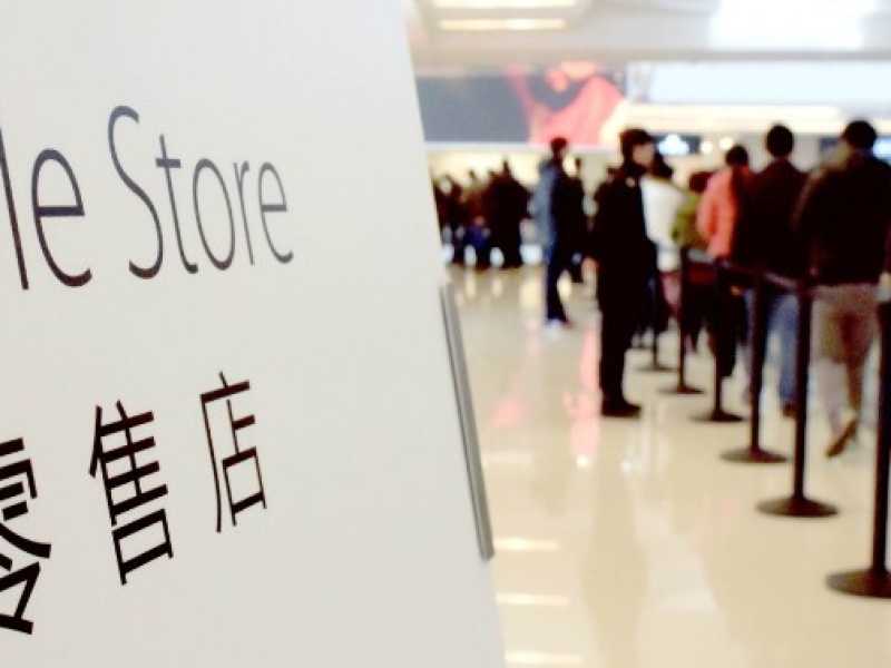 L'apertura di un nuovo Apple Store in Cina, a Zhengzhou (foto LaPresse)