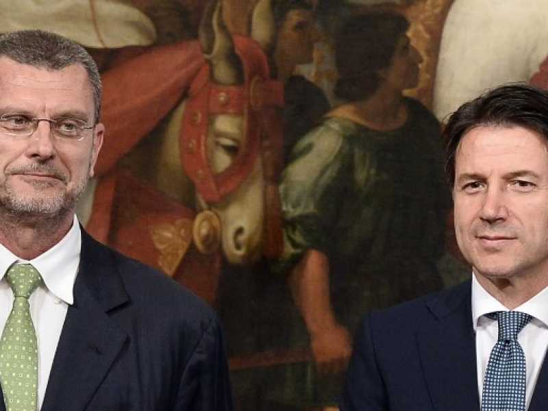 Il sottosegretario Luciano Barra Caracciolo con Giuseppe Conte (foto LaPresse)