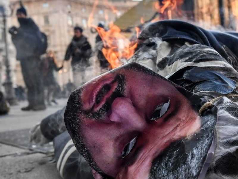  Un manichino rappresentante Matteo Salvini dato alle fiamme a Piazza Cordusio (foto LaPresse)
