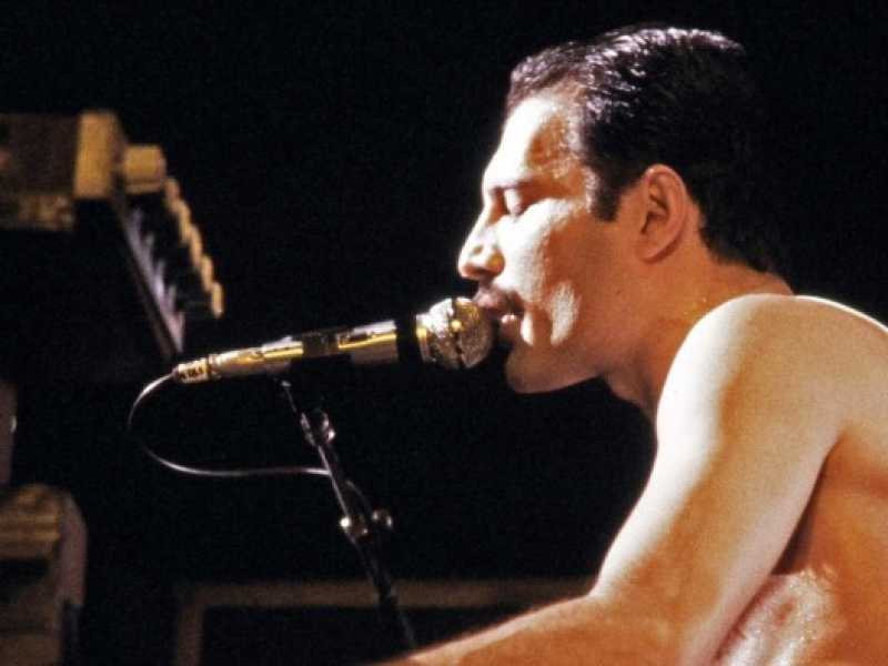 Freddie Mercury (1946-1991) durante un concerto.  Nell&rsquo;87 l&rsquo;Aids: le sue ultime canzoni riflettono non solo l&rsquo;imminenza della fine, ma anche il buio dell&rsquo;abisso del rifiuto del mondo