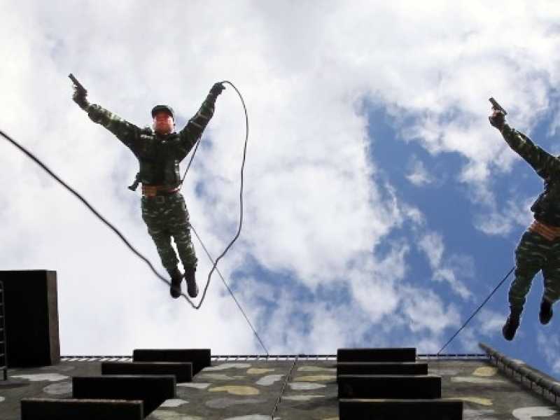 Cina, esercitazioni militari a Guilin (foto LaPresse)