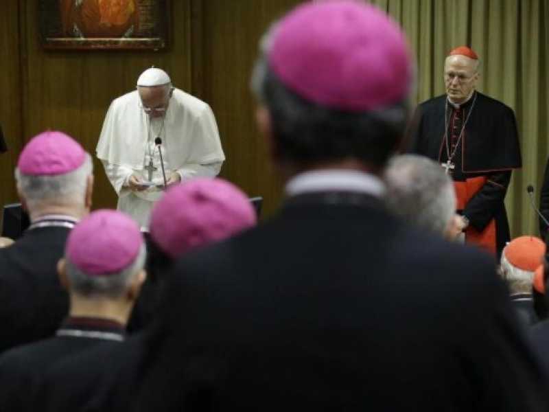 Papa Francesco durante una sessione del sinodo dei vescovi (foto LaPresse)