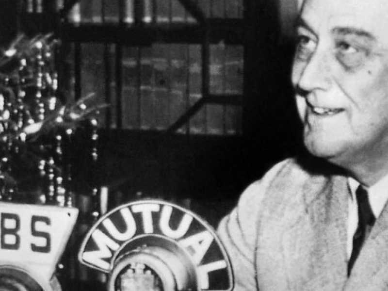Il presidente americano Franklin D. Roosevelt, qui nel 1936, davanti ai microfoni della radio per una delle sue "chiacchierate al caminetto" (Immagini prese da Wikipedia)