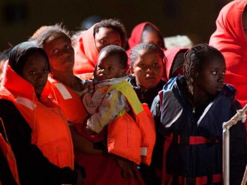 Lo sbarco di un gruppo di migranti a Malaga in Spagna (foto LaPresse)