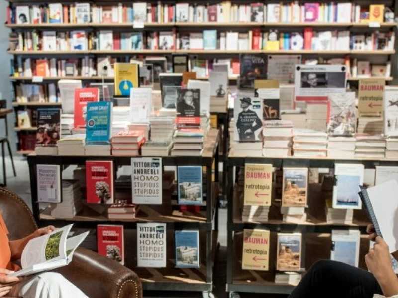 Le librerie che funzionano sono tornate a essere luoghi di discussione e, com'era inevitabile in tempi di interesse culinarie generale come questi, di intrattenimento (Foto LaPresse)