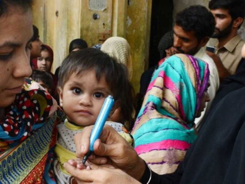 Pakistan, le vaccinazioni antipolio a Lahore durante il World Polio Day (foto LaPresse)