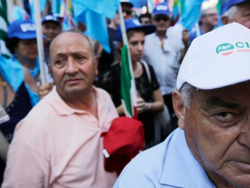 Manifestazione del comparto dei pensionati dei sindacati (foto LaPresse)