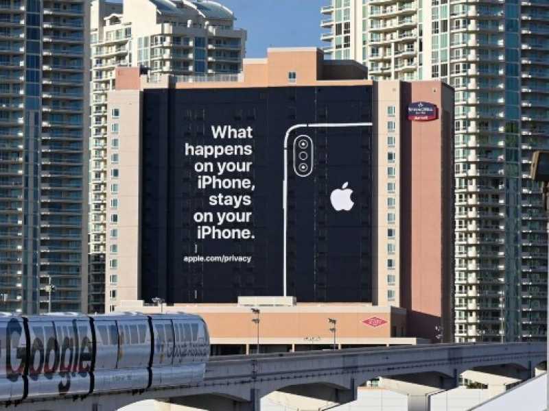 Il cartellone pubblicitario di Apple a Las Vegas sulla tutela della privacy (foto LaPress)