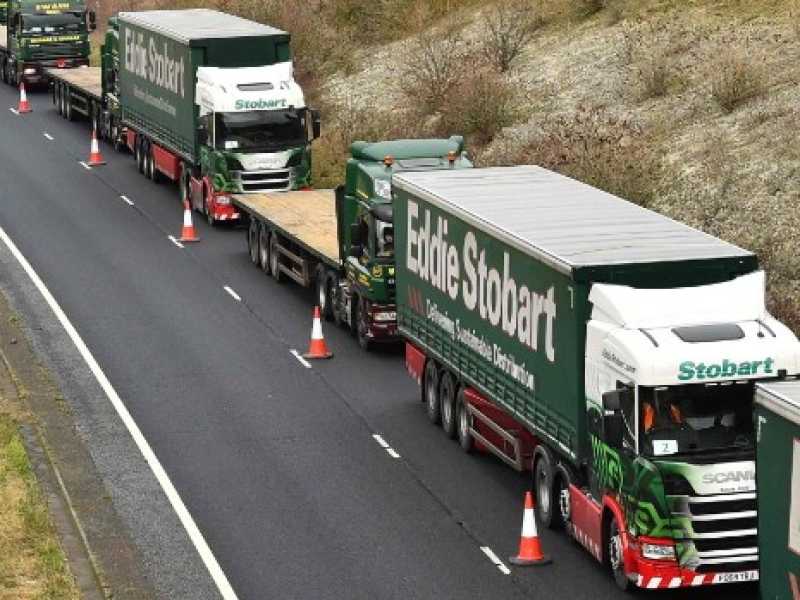I furgoni bloccati nel traffico a Dover per la simulazione del governo britannico in caso di no deal (Foto LaPresse)