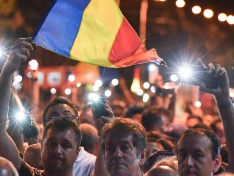 A Bucarest i manifestanti protestano contro le nuove leggi per limitare il potere della Direzione nazionale anticorruzione volute dal governo nel febbraio del 2017 (Foto LaPresse)