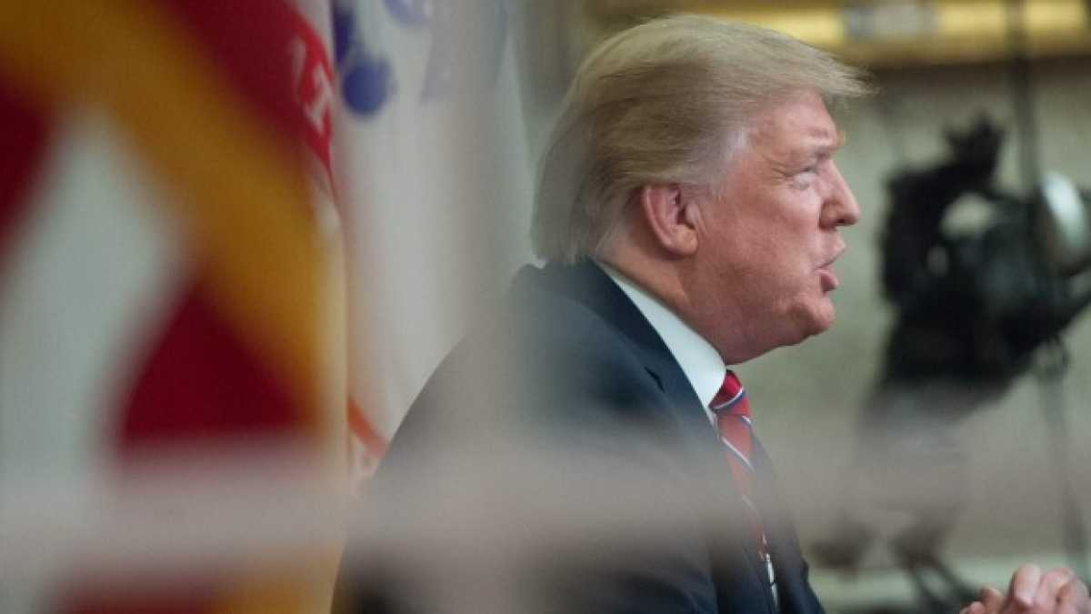Immagine di Trump, spalle al muro